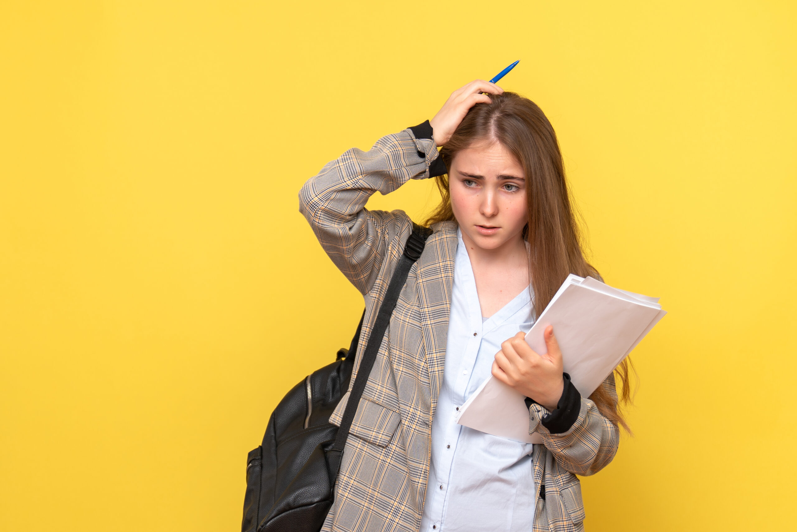 front view female student with papers on yellow background unive Prestatiepauze, neem een pauze van de prestatiedruk die je ervaart